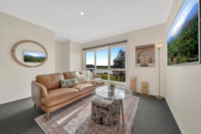 Cozy Lake Facing Apartment King Bed